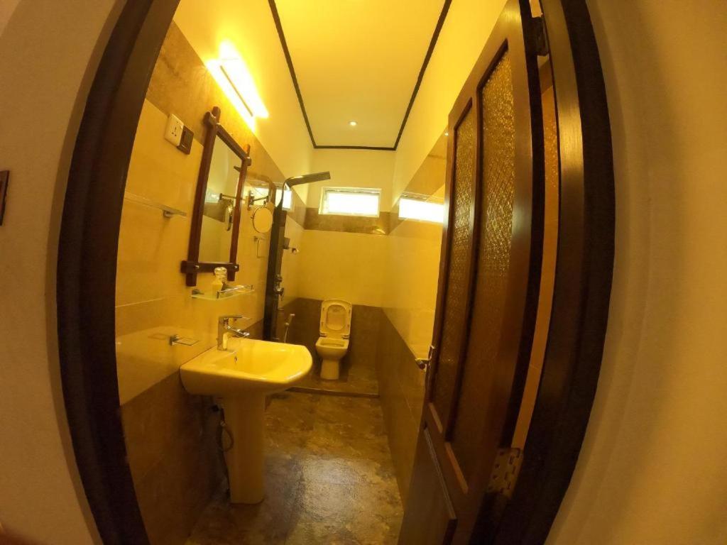 Oyo Kings Hotel Katunayaka Dış mekan fotoğraf